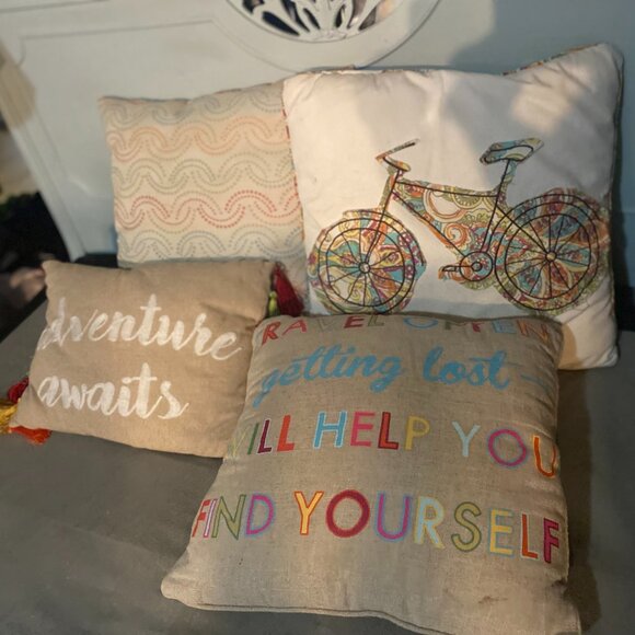 Home Decor Pillows Lot of 4 Colorful Throw Pillows - Picture 1 of 5